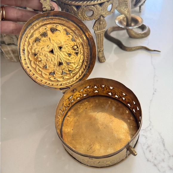 Little vintage brass embossed cricket box. Stash box - Picture 6 of 10